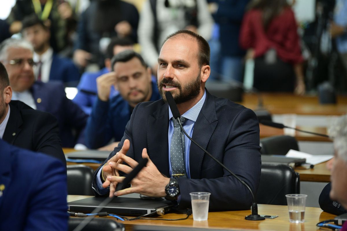 Conselho de Ética arquiva processo contra Eduardo Bolsonaro por ter  ameaçado “enfiar a mão na cara” de deputado | CNN Brasil