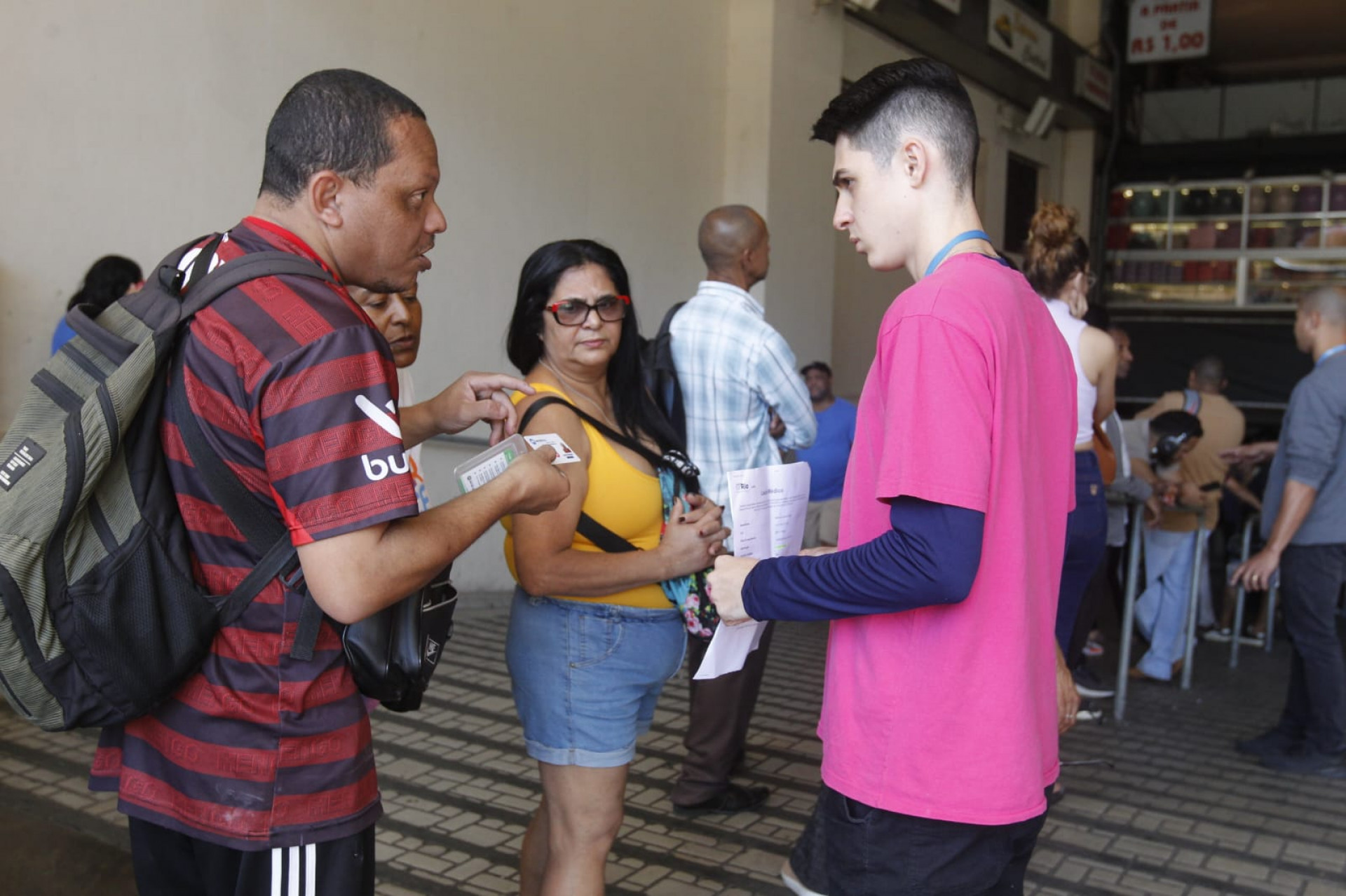Passageiros enfrentam longa fila na loja da Riocard Mais, na Central do Brasil, nesta terça-feira (19) - Reginaldo Pimenta / Agência O Dia