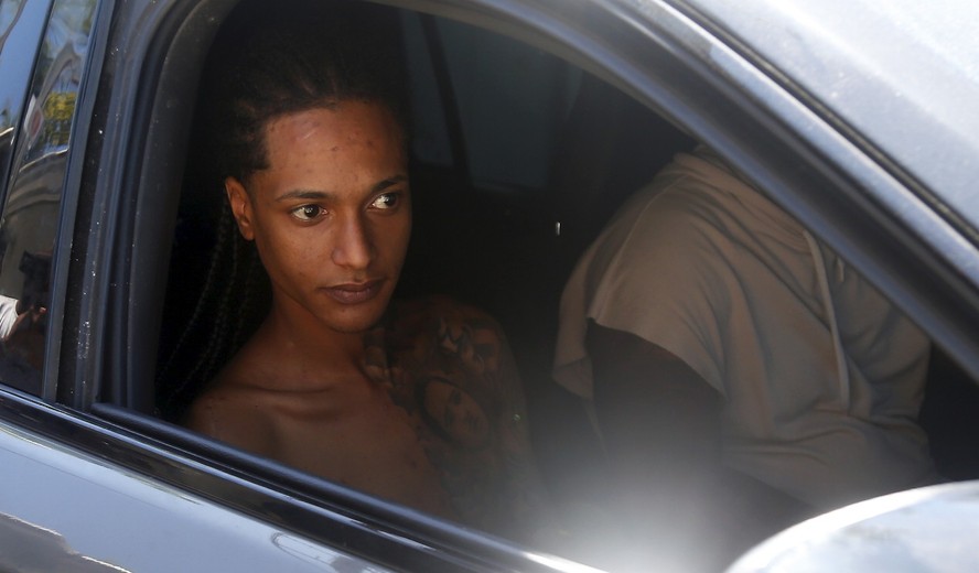 Policiais da Delegacia de Repressão a Entorpecentes (DRE) detiveram, nesta quarta-feira, o cantor Mauro Davi dos Santos Nepomuceno, o Oruam. Os agentes estavam na casa dele, no Joá, para a cumprir dois manda (1)