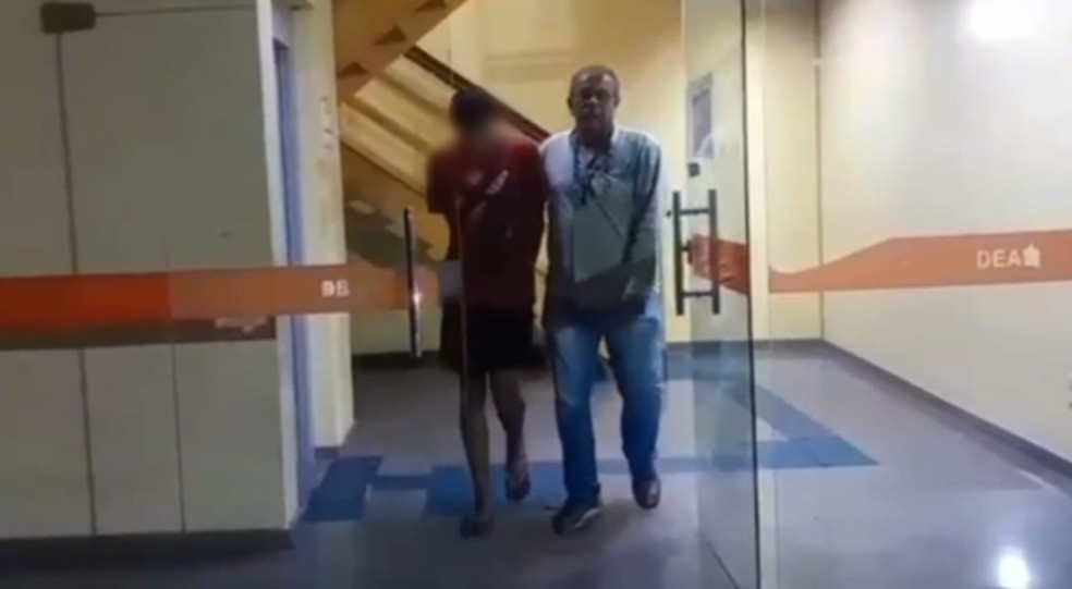Homem de 18 anos foi preso em flagrante suspeito de participar do crime — Foto: Reprodução