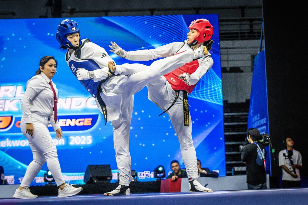 Maria Clara Pacheco, de vermelho, na final do Grand Prix de taekwondo — Foto: World Taekwondo