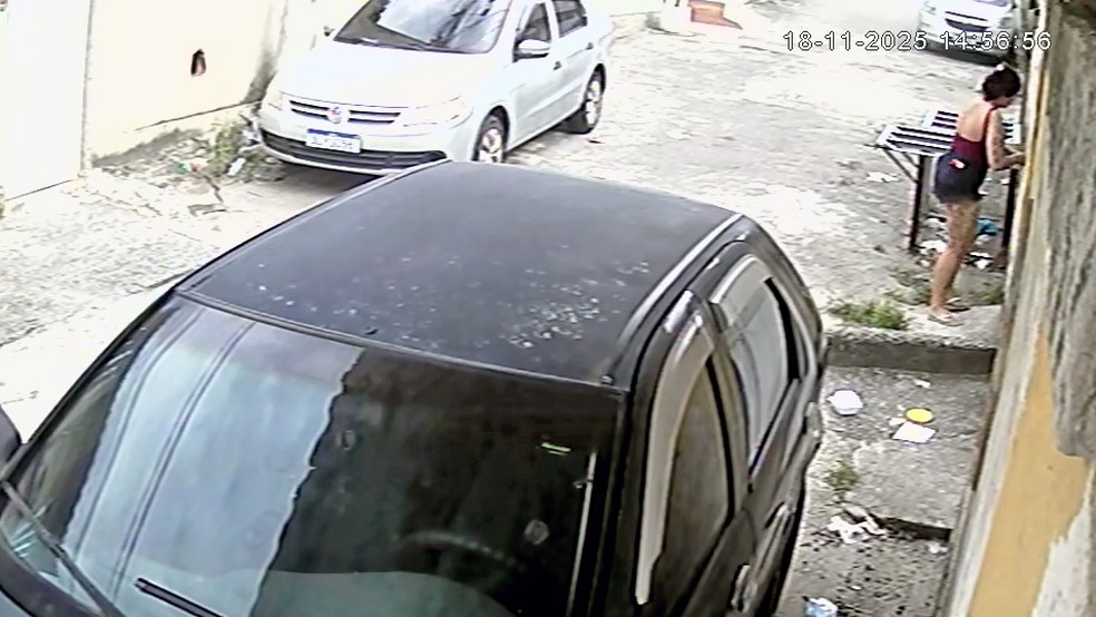 Ester da Silva Simões teve dificuldade de abrir a porta de casa quando o incêndio começou — Foto: Reprodução/TV Globo