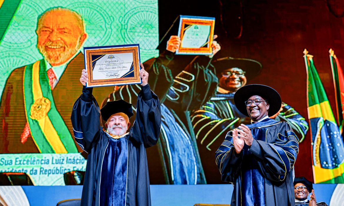 Presidente da República, Luiz Inácio Lula da Silva, durante a cerimônia de outorga do título de Doutor Honoris Causa em Ciência Política, Desenvolvimento e Cooperação Internacional pela Universidade Pedagógica de Maputo. Centro Internacional de Conferências Joaquim Chissano – Maputo (Moçambique)Foto: Ricardo Stuckert / PR
