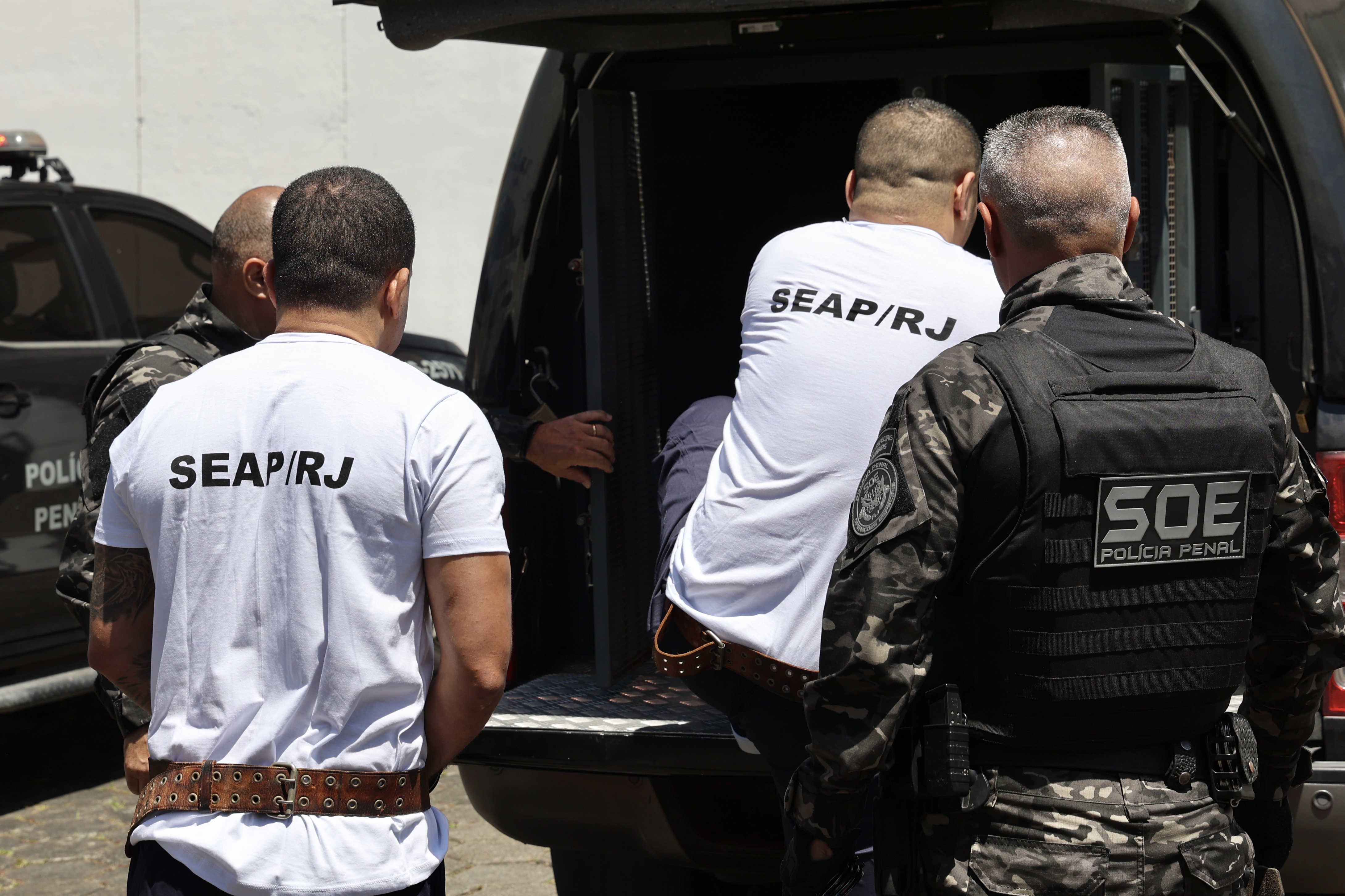 Chefes do CV são enviados para presídio federal após megaoperação no Rio | VEJA