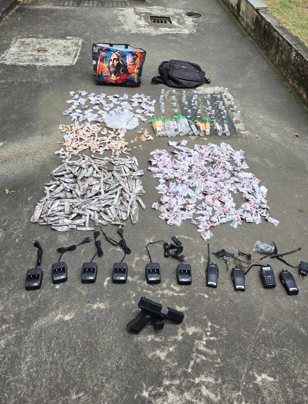 Cerca de 800 drogas e arma são apreendidas em Paracambi — Foto: Reprodução/Operação Segurança Presente