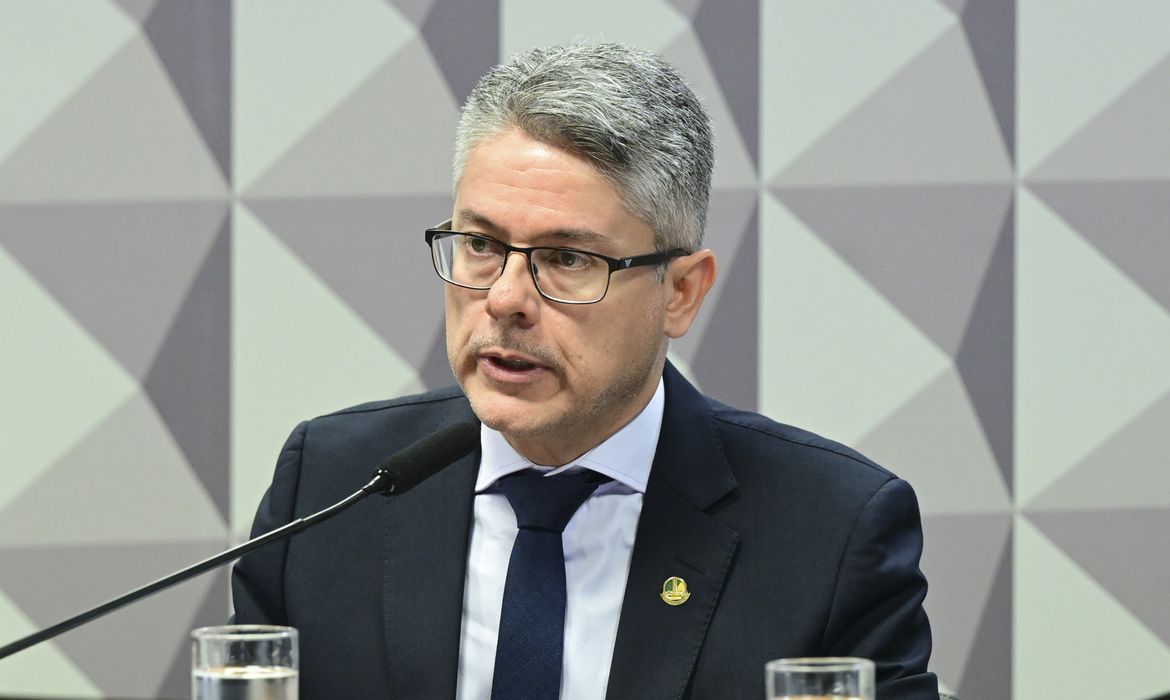 CPI do Crime Organizado (CPICRIME) realiza reunião para ouvir dois convidados. Os depoimentos colaboram com as investigações em andamento sobre o avanço do crime organizado no país. A finalidade da comissão é apurar a atuação, expansão e o funcionamento de organizações criminosas no território brasileiro, em especial de facções e milícias, de modo a permitir a identificação de soluções adequadas para o seu combate, especialmente por meio do aperfeiçoamento da legislação atualmente em vigor. 

Mesa: 
relator da CPICRIME, senador Alessandro Vieira (MDB-SE). 

Foto: Geraldo Magela/Agência Senado
