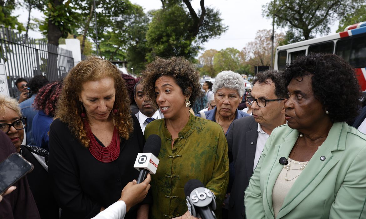 Rio de Janeiro (RJ), 30/10/2025 – Deputados Jandira Feghali, Talíria Petrone, Reimont, Chico Alencar e Benedita da Silva acompanham com a Comissão de Direitos Humanos da Câmara o atendimento aos familiares no Instituto Médico Legal durante o reconhecimento dos corpos dos mortos na Operação Contenção. Foto: Fernando Frazão/Agência Brasil
