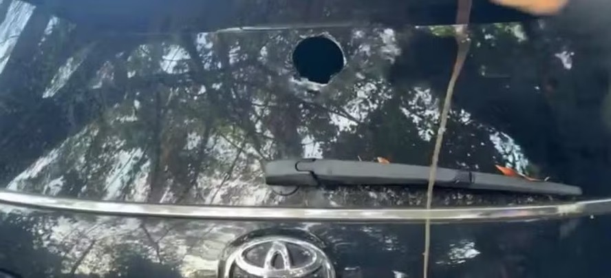 A seteira no vidro traseiro do carro blindado