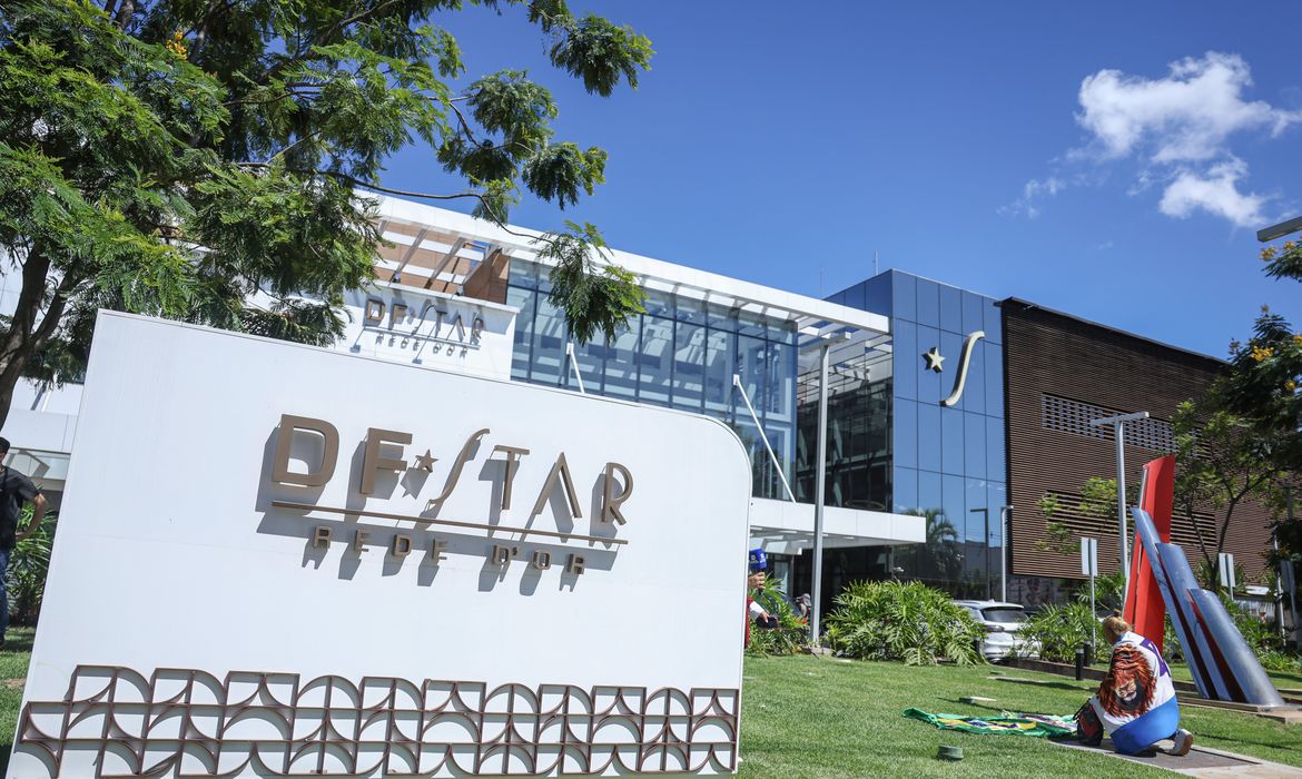 Brasília (DF), 24/12/2025 - Um apoiador do ex-presidente Jair Bolsonaro faz oração na frente do Hospital DF Star, onde será realizado uma cirurgia de hérnia inguinal e tratar de um soluço persistente. Hoje (24), Bolsonaro fará exames pré-operatórios. O procedimento cirúrgico será realizado amanhã (25). A internação deve durar de cinco a sete dias, segundo os advogados do ex-presidente.Foto: Marcelo Camargo/Agência Brasil