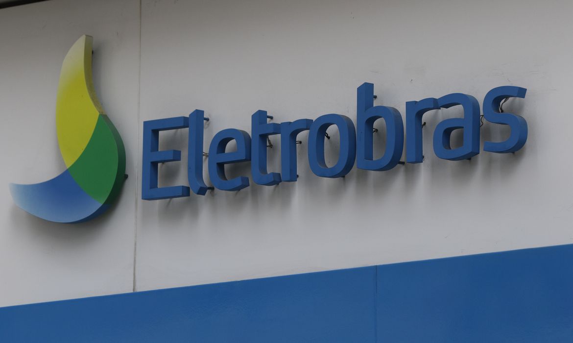 Logotipo da Eletrobras no edifício sede, no centro do Rio de Janeiro. A holding Centrais Elétricas Brasileiras S.A. atua na geração, transmissão e distribuição de energia. 