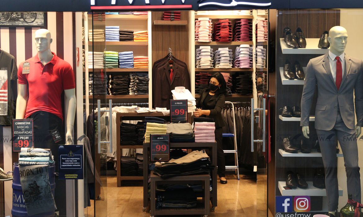 Lojas reabertas no Shopping Light após início da fase de transição do Plano São Paulo para combate à covid-19, que permite o funcionamento das lojas de shopping centers das 11h às 19h.