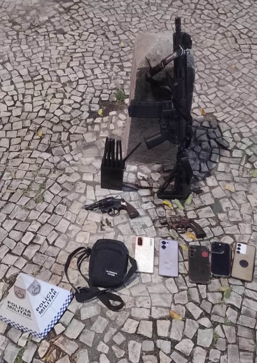 Perseguição entre PM e suspeitos termina com um deles morto e outros cinco presos em Botafogo