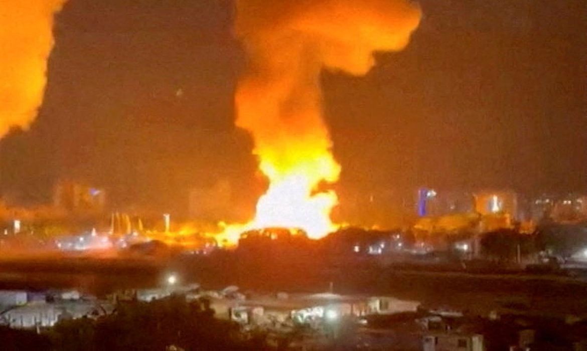 Fumaça sobe após múltiplas explosões em Caracas03/01/2026 Vídeo Obtido pela Reuters/via REUTERS