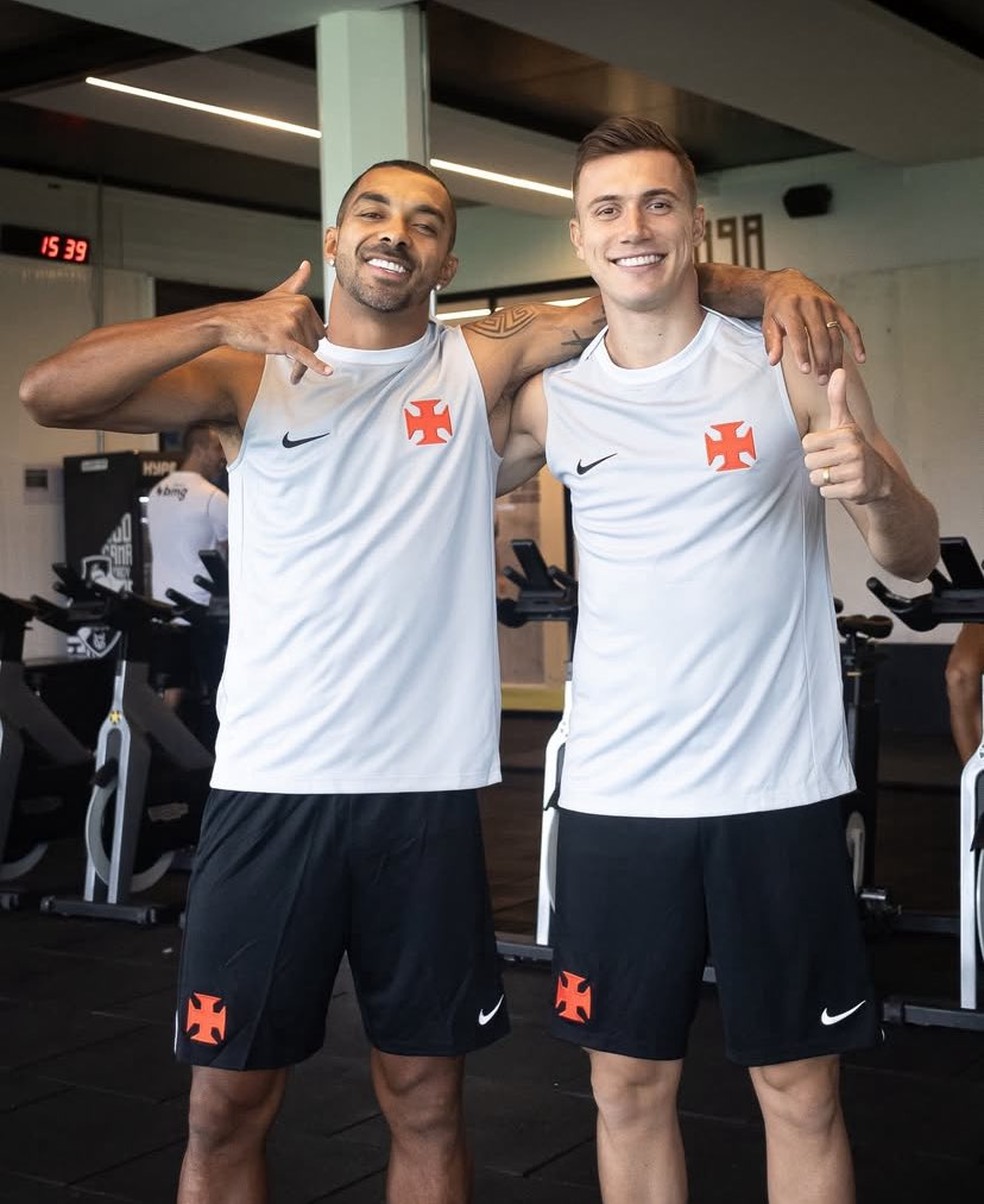 Paulo Henrique e Lucas Piton no retorno das férias no CT do Vasco — Foto: Matheus Lima/Vasco