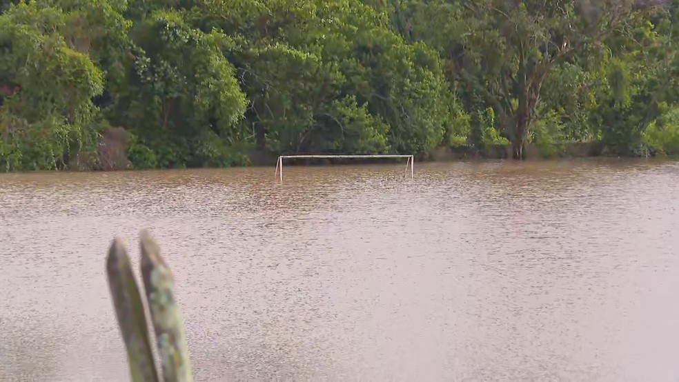 Campo de futebol em Guaratiba ficou alagado — Foto: Reprodução/TV Globo