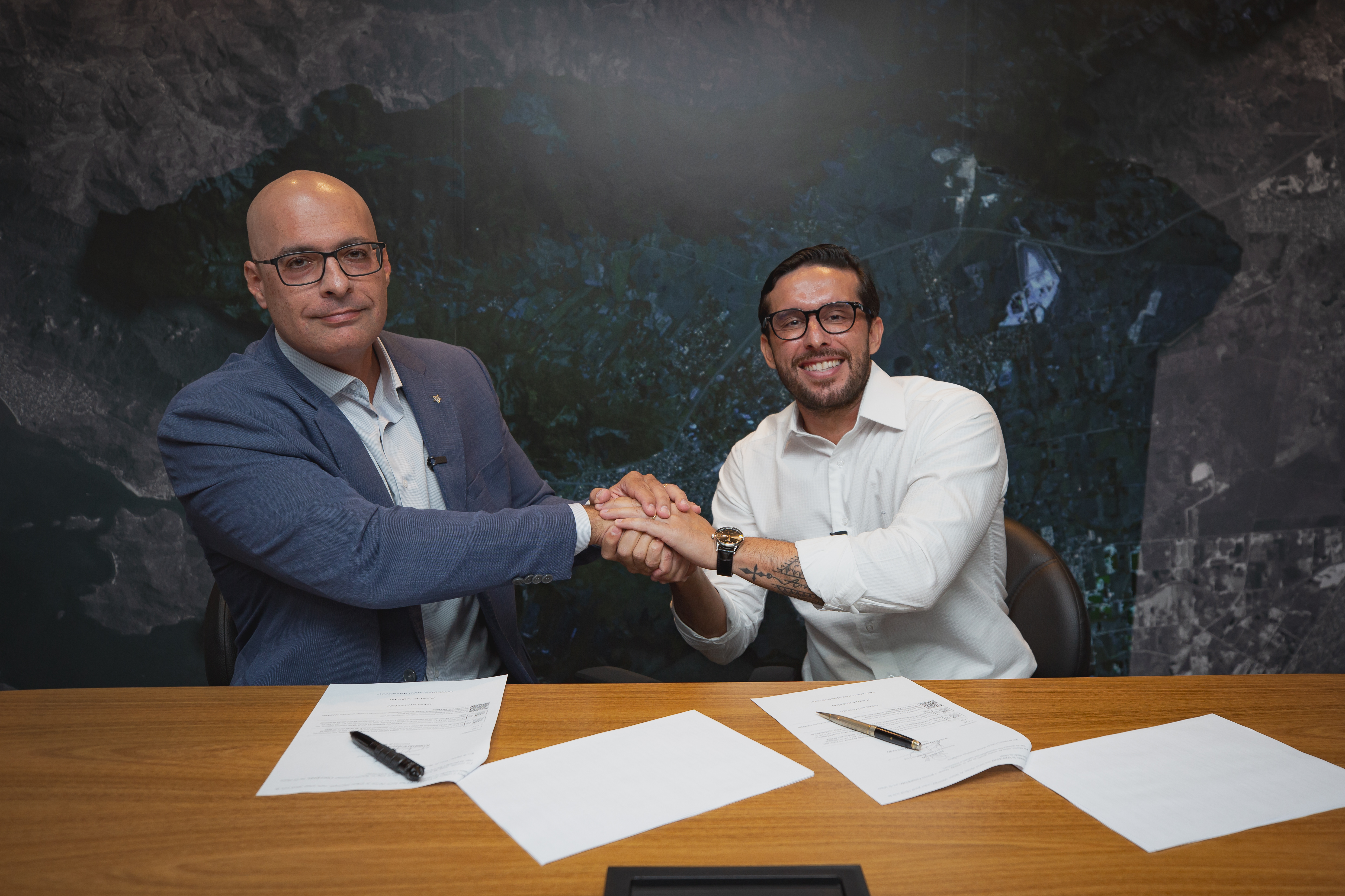 Da esq. para a dir.: Secretário de Polícia Civil do Estado do Rio de Janeiro, Felipe Cury, com Haroldo Jesus, prefeito de Itaguaí (Foto: Ítalo Dornelles/Comunicação PMI)