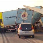 Engavetamento com caminhões carregados de ovos provoca interdição na Via Dutra, em Nova Iguaçu