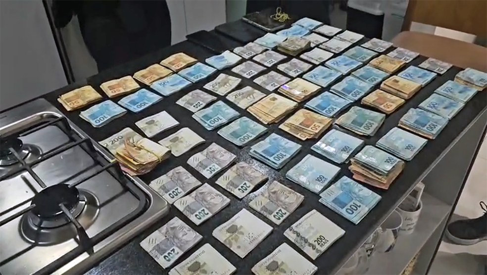 Dinheiro apreendido na casa de um dos PMs presos na Operação Contenção Red Legacy — Foto: Divulgação/PCERJ