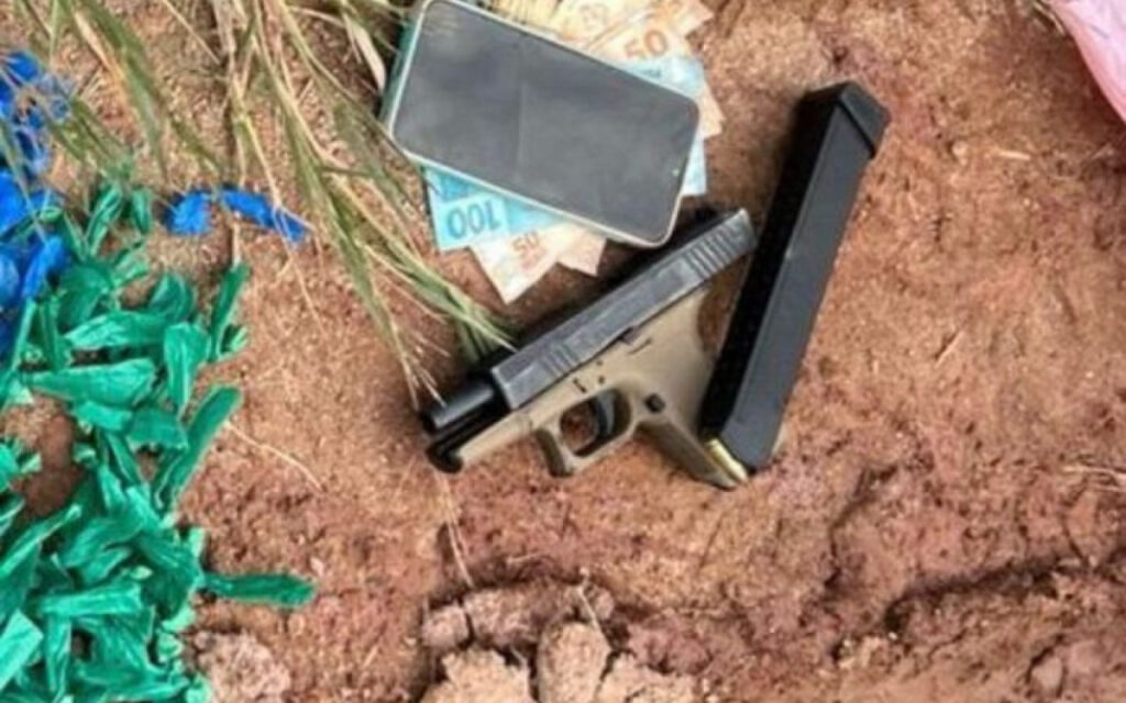 Operação da PM prende suspeito e apreende arma de guerra em Macaé