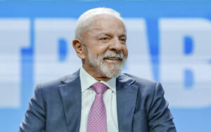 Lula amplia crédito em R$ 15 bilhões para apoiar empresas afetadas por conflitos no exterior