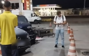 Secretário do Consumidor sofre tentativa de assalto na RJ-106 e bate carro ao fugir em São Gonçalo