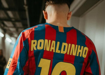 Camisa em homenagem a Ronaldinho vira febre entre torcedores do Barcelona e esgota rapidamente