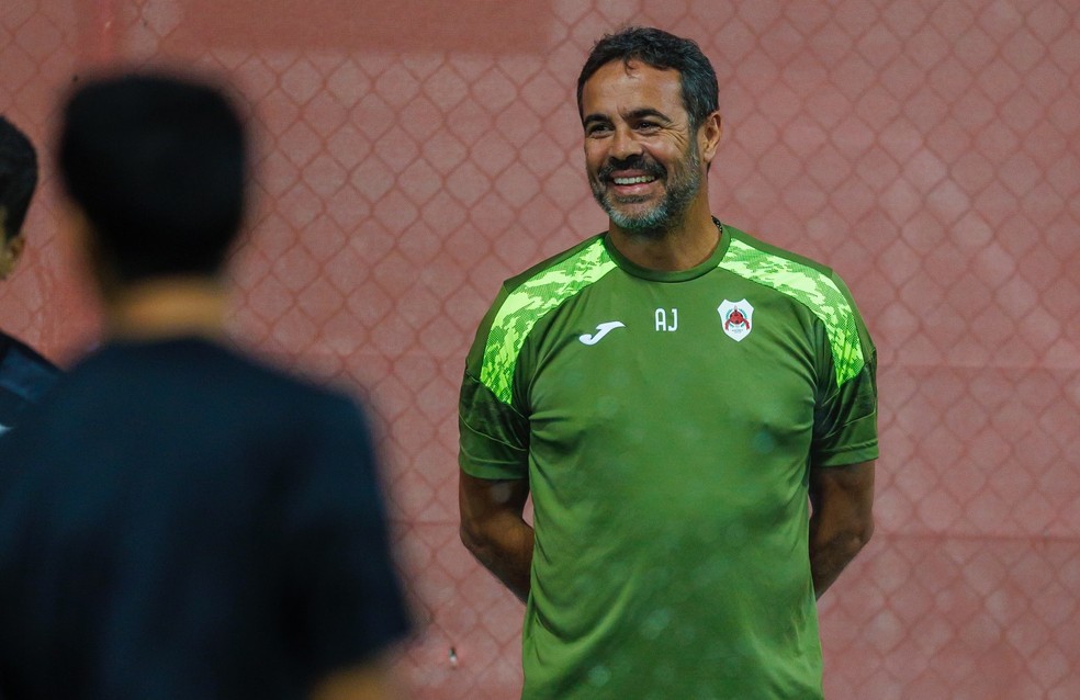 Cruzeiro avança por Artur Jorge e negocia multa com clube do Catar; Treinador tem bases salariais alinhadas e pode assinar até 2027