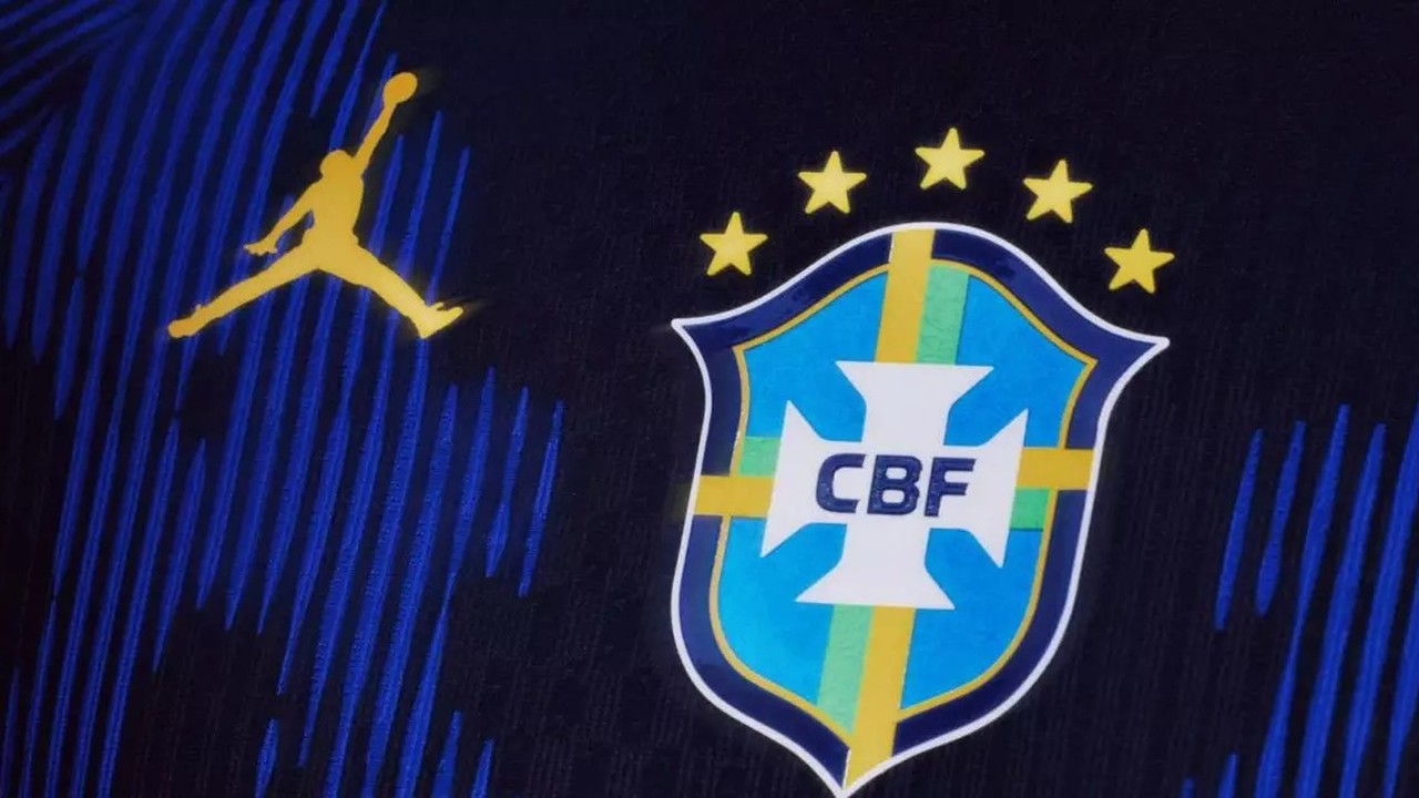 Camisa azul da seleção brasileira, com logo Jordan dourado e escudo CBF com cinco estrelas.