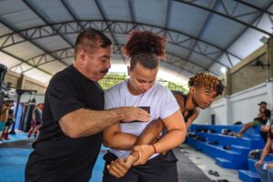 Mulheres participam de aulas de autodefesa em projeto na Casa da Luta Nilopolitana