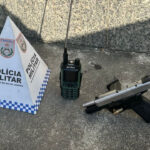 Suspeito de tráfico é preso com arma e rádio no Morro do Dendê
