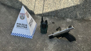 Suspeito de tráfico é preso com arma e rádio no Morro do Dendê