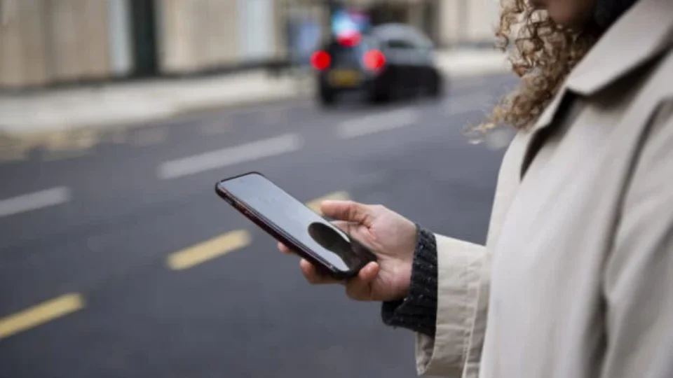 Mais da metade da população evita usar celular na rua por medo de roubo, aponta Datafolha