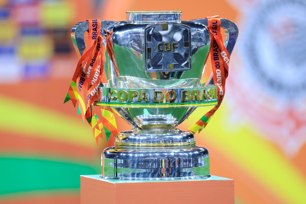 Taça troféu Copa do Brasil Corinthians Vasco — Foto: Marcello Zambrana/AGIF