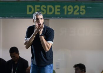 Pressão aumenta e Santos avalia futuro de Vojvoda após empate com Mirassol
