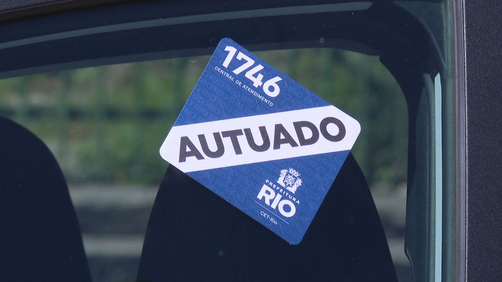 Motoristas denunciam que flanelinhas cobram até R$ 100 para estacionar no Aterro do Flamengo e na Glória — Foto: Reprodução/ TV Globo