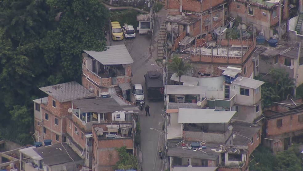 Veículo blindado dá apoio a operação da PM no Morro do Andaraí — Foto: Reprodução