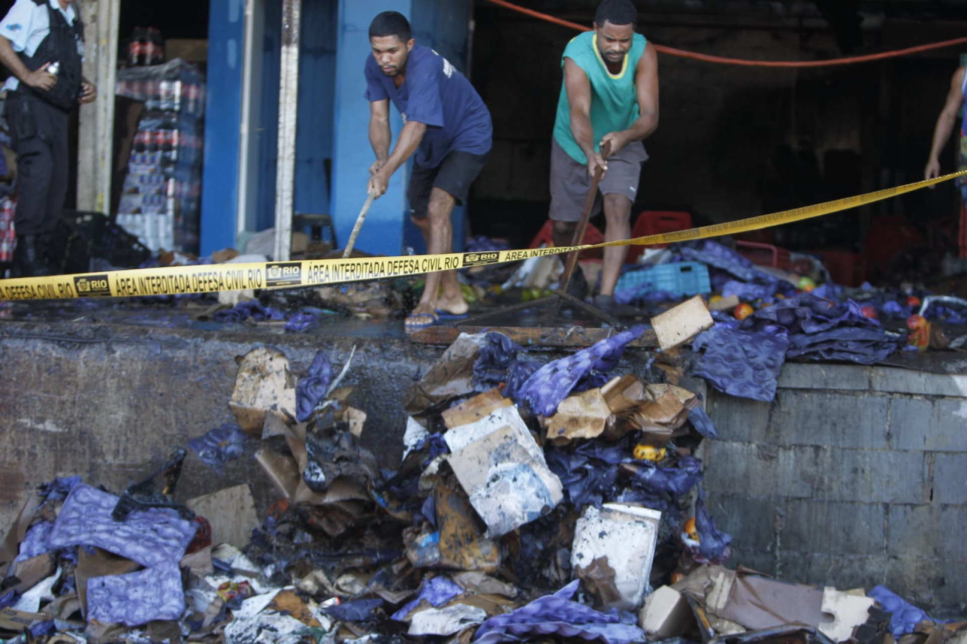 Comerciantes limparam box após incêndio em galpão na Ceasa - Reginaldo Pimenta / Agência O Dia