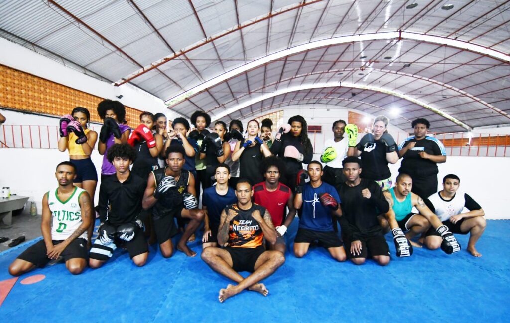 Aulas gratuitas de boxe ganham espaço e atraem jovens em Nova Iguaçu