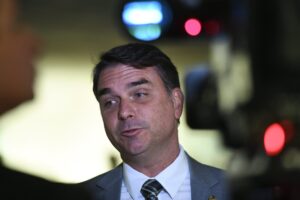 Julgamento no TSE aumenta tensão política no Rio e ameaça acordo de Flávio Bolsonaro