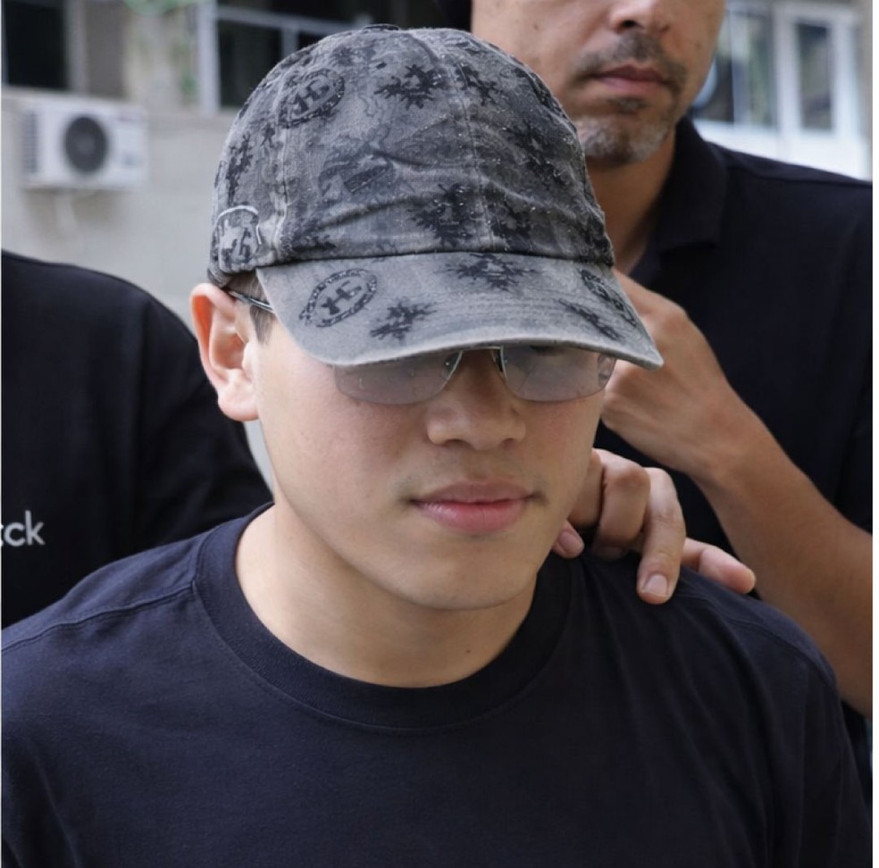 Mattheus Verissimo Zoel Martins na chegada à delegacia de Copacabana — Foto: Reprodução
