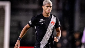 Volante Barros do Vasco preocupa comissão técnica por excesso de cartões