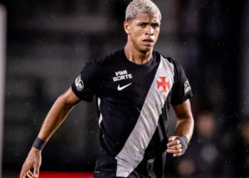 Volante Barros do Vasco preocupa comissão técnica por excesso de cartões