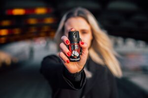 Câmara aprova projeto que autoriza spray de pimenta para mulheres a partir de 16 anos