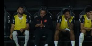 Memphis Depay é denunciado no STJD por uso de celular em jogo do Corinthians e pode ser suspenso