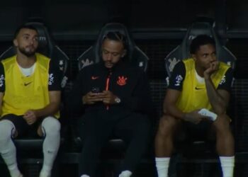 Memphis Depay é denunciado no STJD por uso de celular em jogo do Corinthians e pode ser suspenso