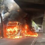 Ônibus é incendiado no Rio Comprido após operação da PM; trânsito é afetado
