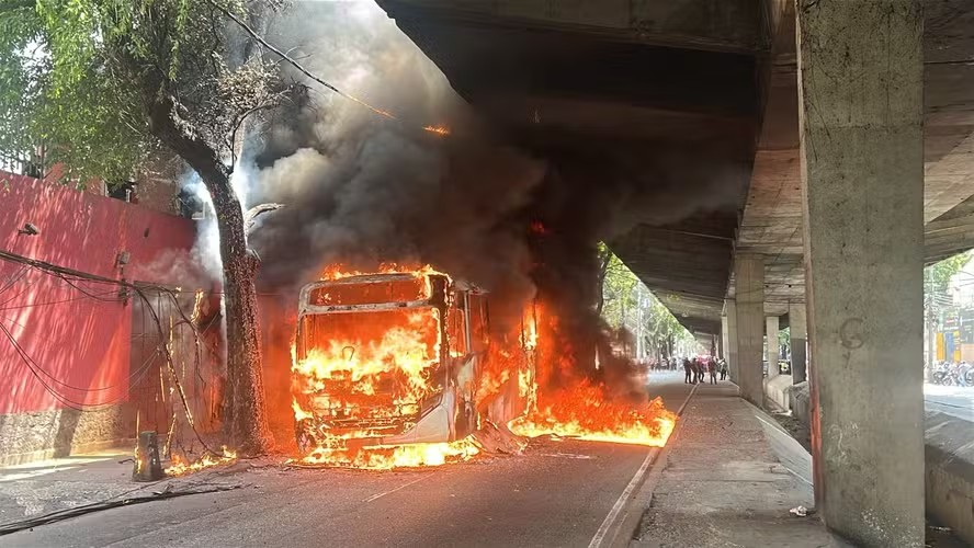 Ônibus é incendiado na Avenida Paulo de Frontin, no Rio Comprido