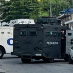 PM instala barreiras no Complexo do Alemão para conter roubos e impacta serviços públicos