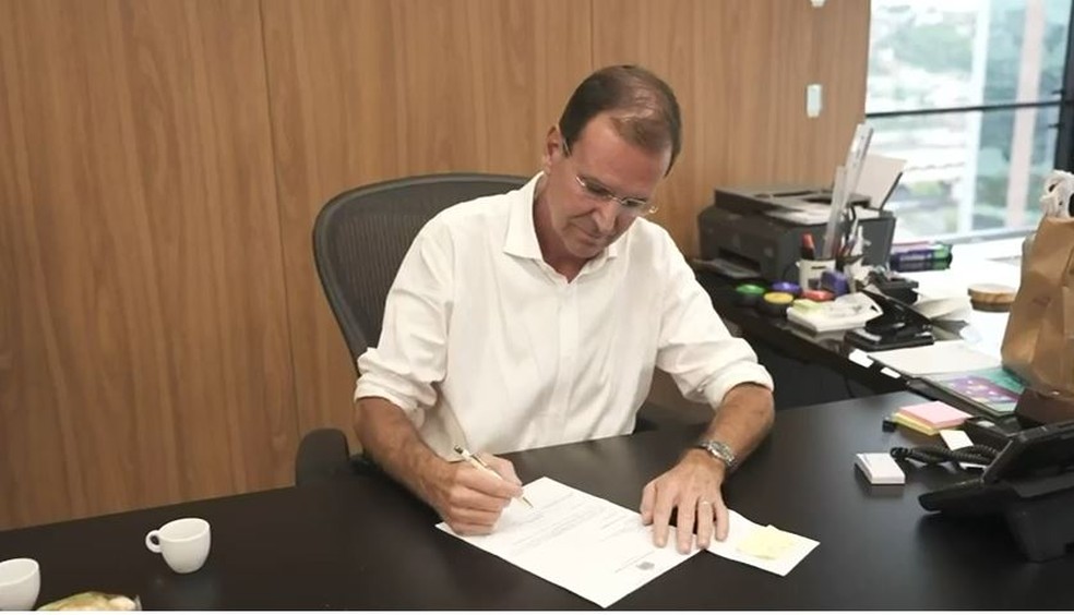 Paes deixa Prefeitura do Rio para disputar governo estadual; Cavaliere assume comando