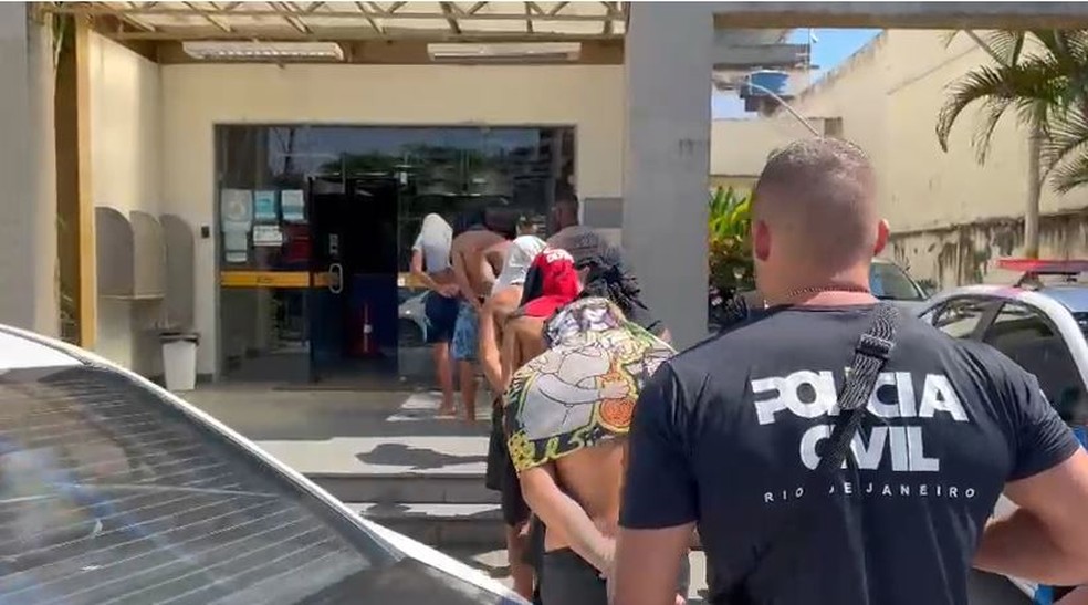 Segundo a polícia, 6 homens e 2 menores estão envolvidos na agressão da capivara — Foto: Divulgação